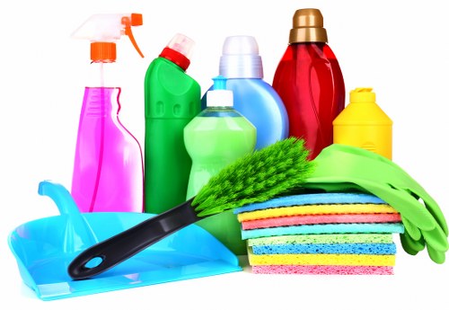 Professional cleaner in Kennington providing home cleaning services